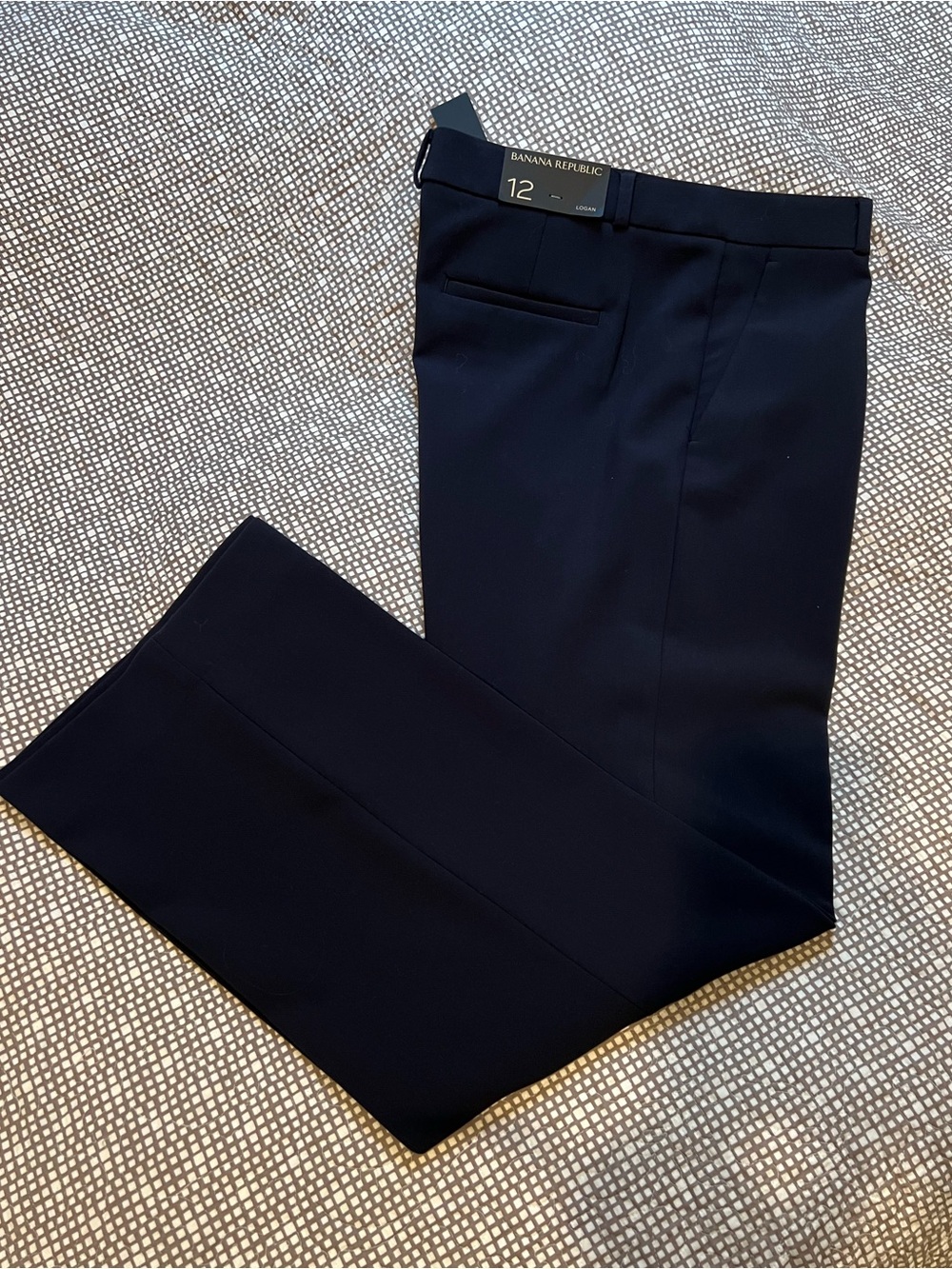 NWT Banana Republic women’s Logan dress pant in solid Navy Blue, Size 12